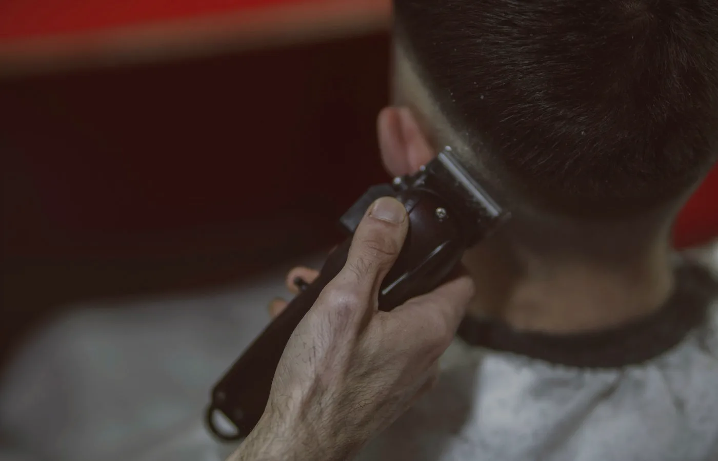 Coupe à la tondeuse chez Tarik Barber