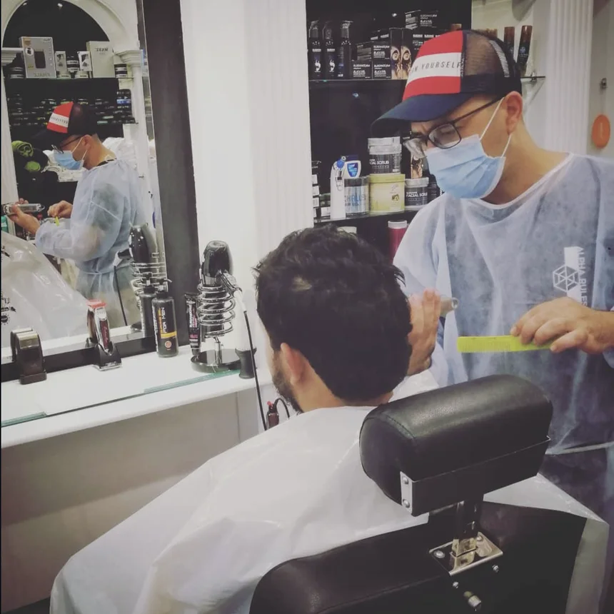 Coupe reprise au peigne devant le miroir du salon